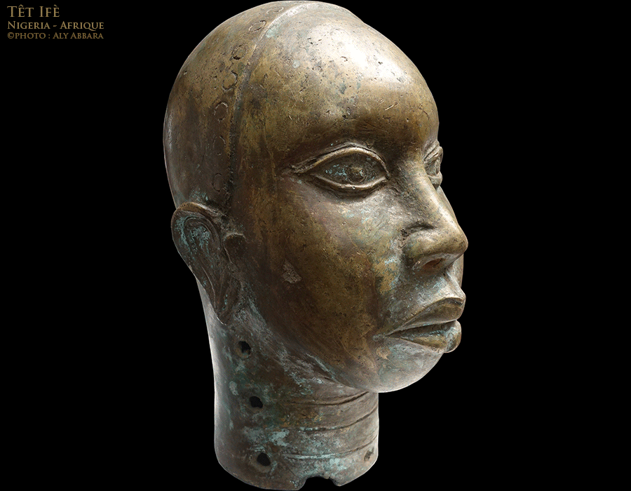 Art africain - Tête Ifè - Visage lisse - Sculpture commémorative représentant l'oni (chef religieux) - Culture d'Ifè - Nigeria