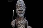 Statue d'un guerrier armé - Royaume Edo du Bénin - Chef de guerre armé d'une machette à la main droite et tenant par la main gauche les têtes de trois personnes décapées - Royaume Edo du Bénin - Afrique