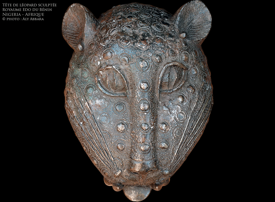 Art africain - Tête magnifiée d'un léopard - Objet artistique métallique décoratif - Royaume de Bénin - Nigeria - Exemple 02