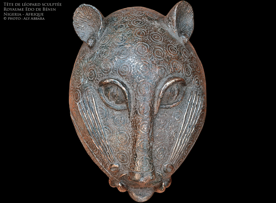 Art africain - Tête magnifiée d'un léopard - Objet artistique métallique décoratif - Royaume de Bénin - Nigeria - Exemple 03