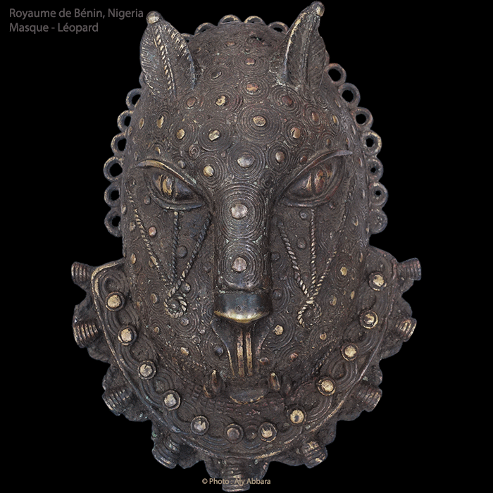 Art africain - Tête magnifiée d'un léopard - Objet artistique métallique décoratif - Royaume de Bénin - Nigeria - Exemple 01