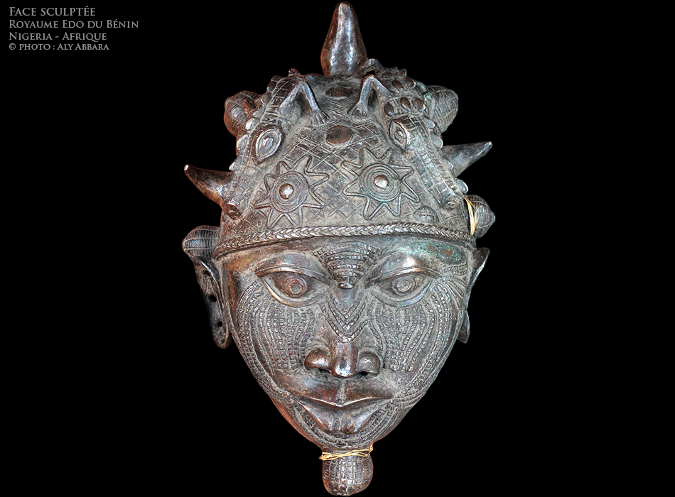 Art africain - Visage humain magnifié - Objet artistique métallique décoratif - Royaume de Bénin - Nigeria - Exemple 02