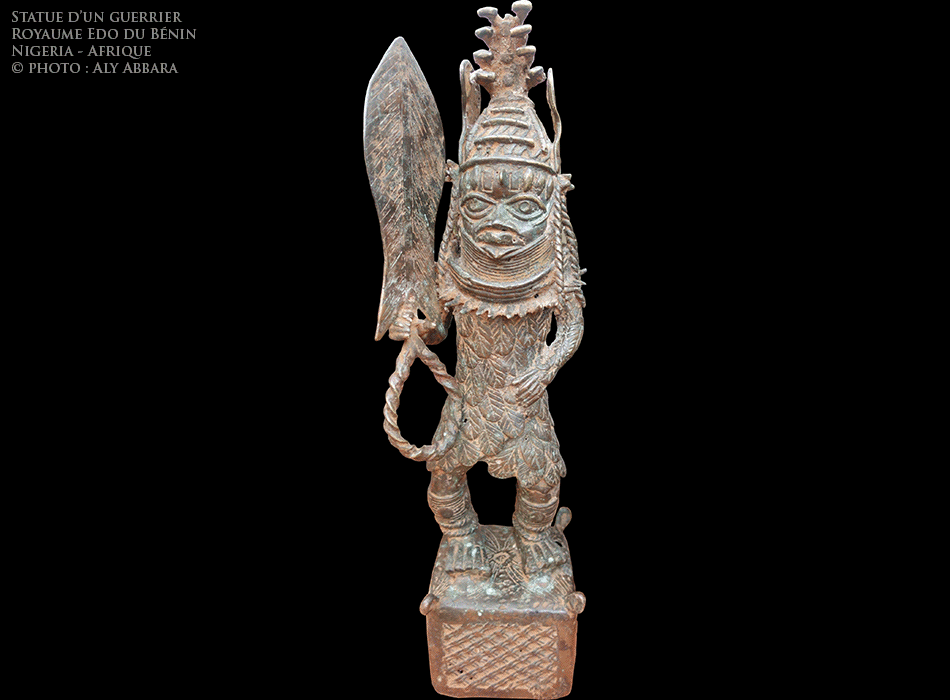Art africain - Statue d'un guerrier armé - Royaume Edo du Bénin - Nigeria - Exemple 01