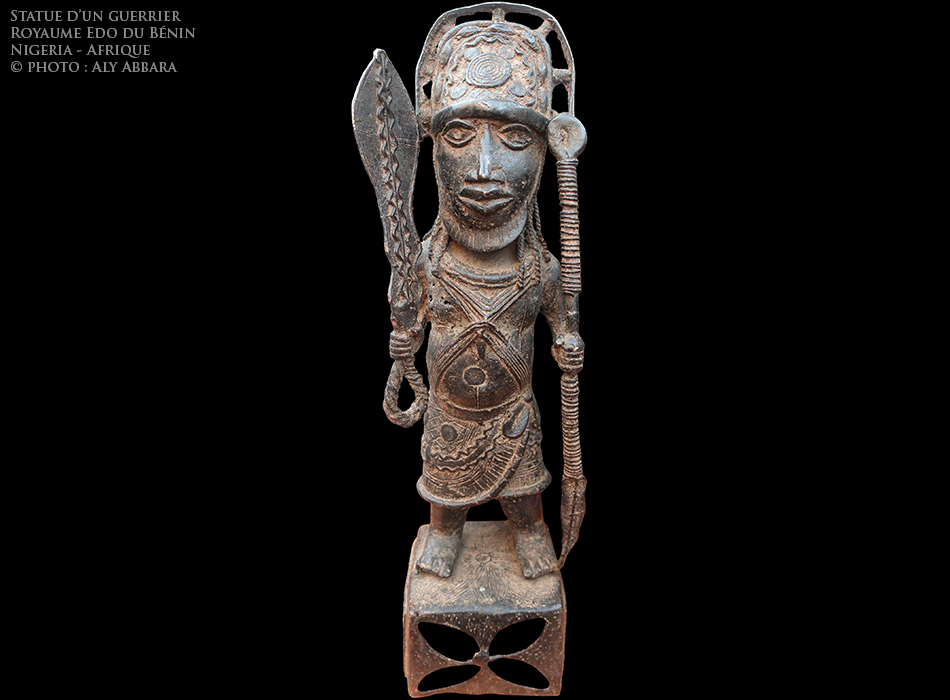 Art africain - Statue d'un guerrier armé - Royaume Edo du Bénin - Nigeria - exemple 2
