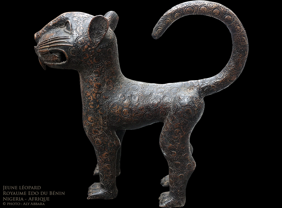 Art africain - jeune léopard - Objet artistique métallique décoratif - Royaume de Bénin - Nigeria - Exemple 01