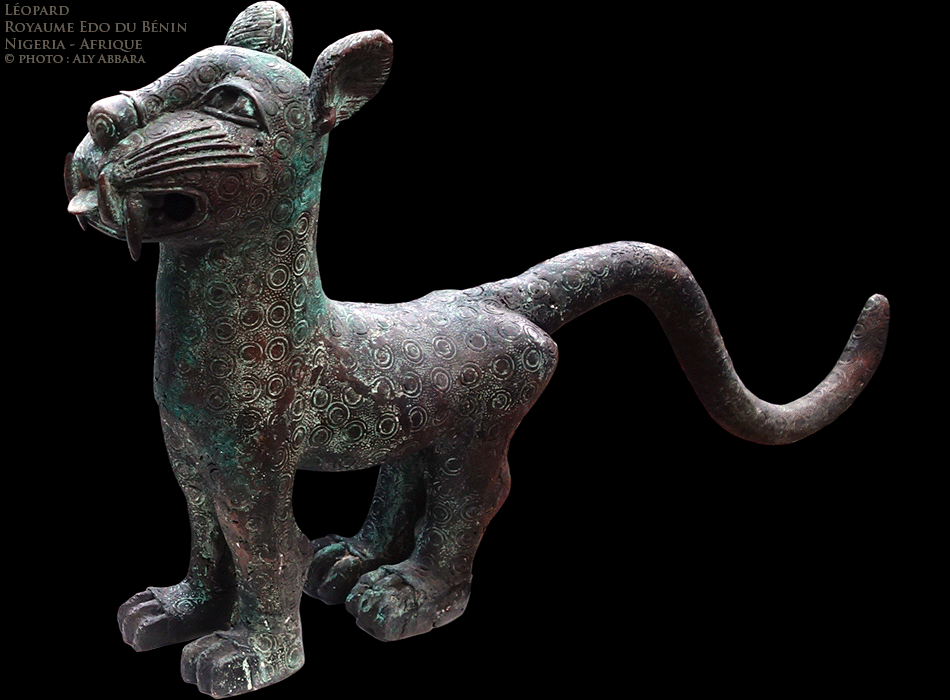 Art africain - jeune léopard - Objet artistique métallique décoratif - Royaume de Bénin - Nigeria - Exemple 02