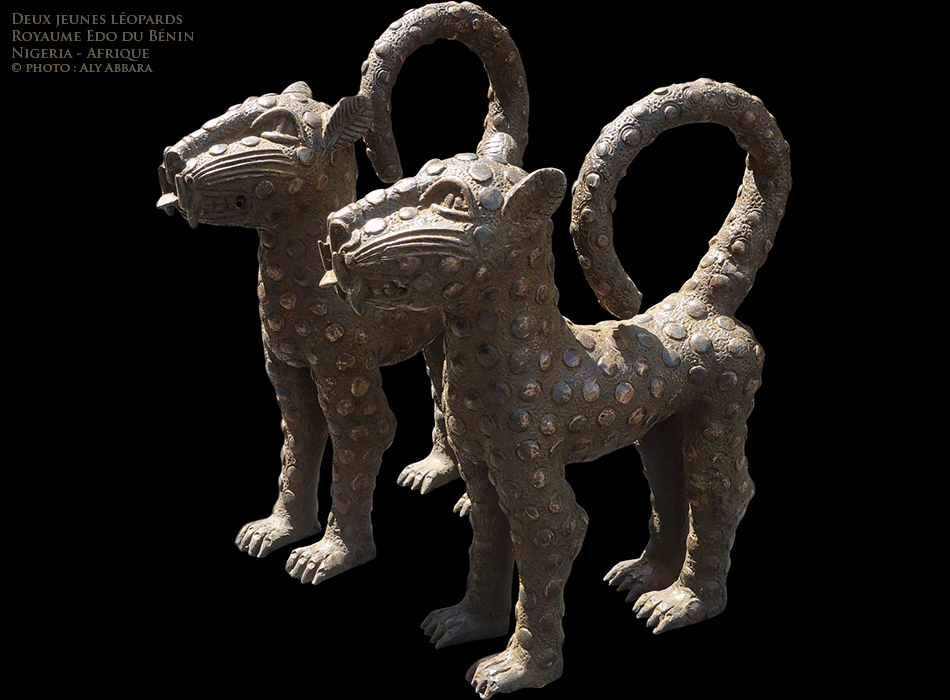 Art africain - deux jeuneq léopards - Objet artistique métallique décoratif - Royaume de Bénin - Nigeria - Exemple 03