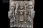 Plaque du Royaume Edo du Bénin en haut relief, représentant trois guerriers (ou soldats de la garde royale) avec leurs armements ; ou un Roi (oba) et ses deux gardes rapprochés - Royaume Edo du Bénin  - Afrique