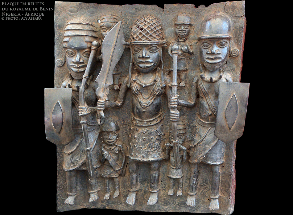 Art africain - Plaque du Royaume de Bénin en haut relief représentant trois guerriers (ou soldats de la garde royale) avec leurs armements - Culture d'Ifè - Nigeria