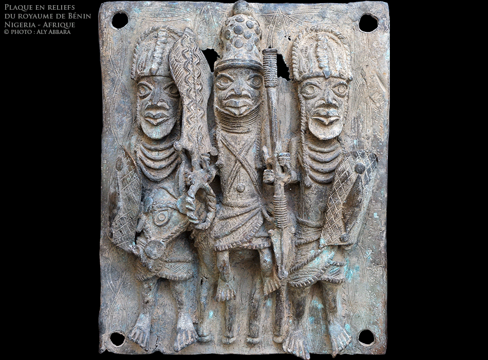 Art africain - Plaque du Royaume de Bénin en haut relief représentant trois guerriers (ou soldats de la garde royale) avec leurs armements - Nigeria - plaque 2