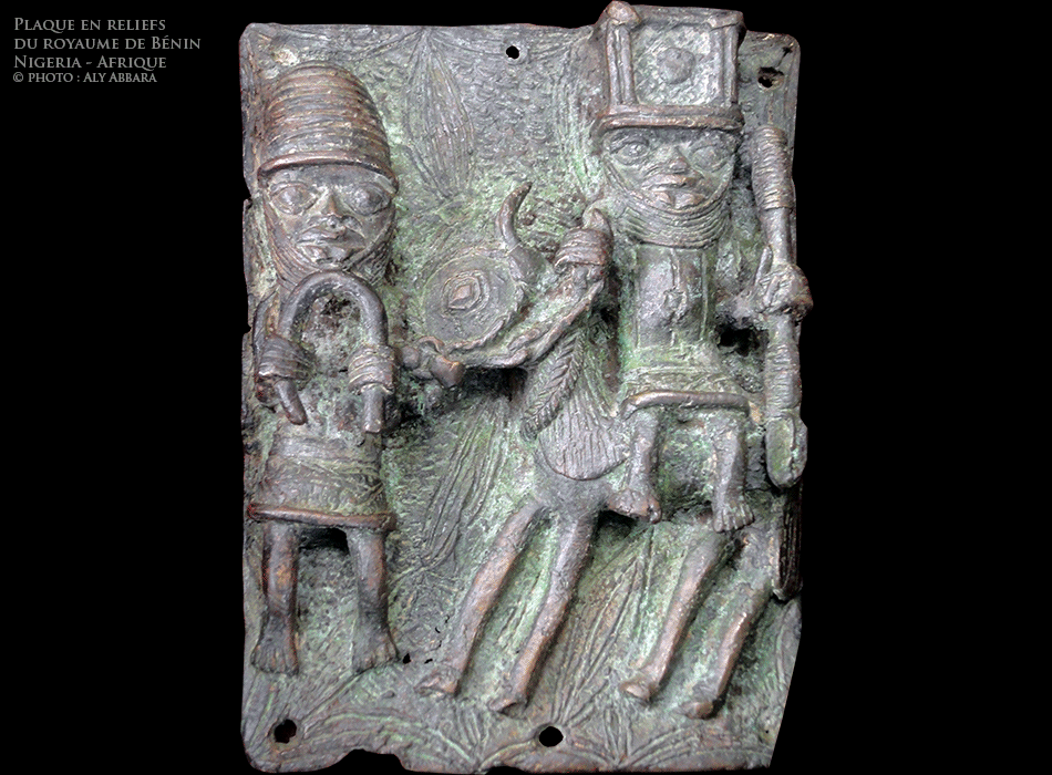 Art africain - Plaque du Royaume de Bénin en haut relief représentant trois guerriers (ou soldats de la garde royale) avec leurs armements - Nigeria - plaque 3