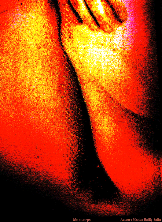 Sexe féminin et cuisses dans l'obscurité et une lumière rouge