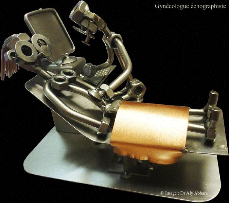 Figurine en métal présentant un  gynécologue pratiquant un examen échographique