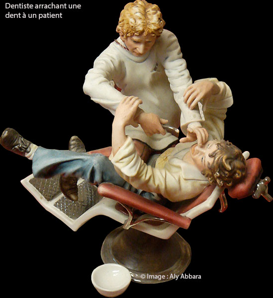 Médecin de campagne dentiste arrachant une dent à un patient