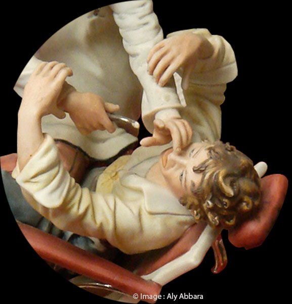 Médecin de campagne dentiste arrachant une dent à un patient