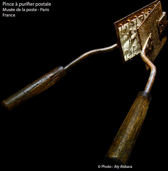 Pince à perforer postale