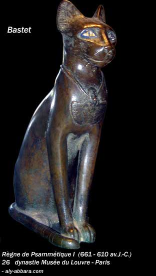 La déesse Bastet représentée sous forme de chatte assise sur son séant
