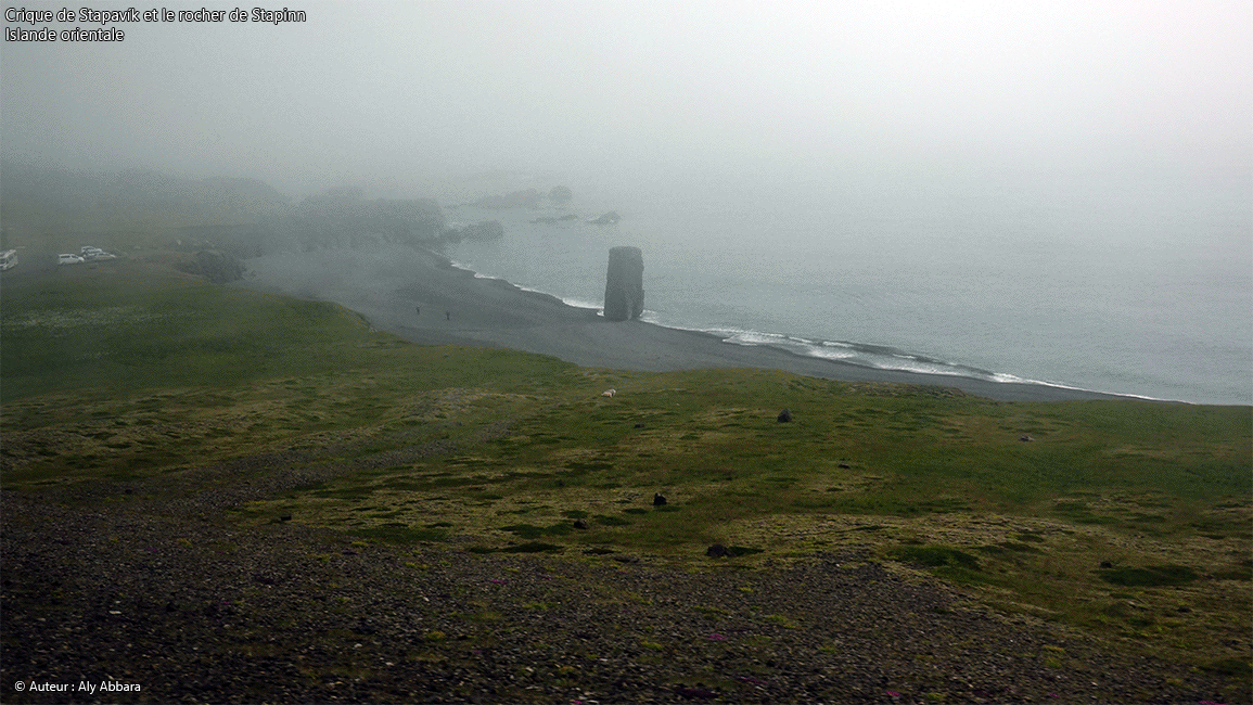 Islande (Iceland) orientale - Crique de Stapavik et le rocher de Stapinn
