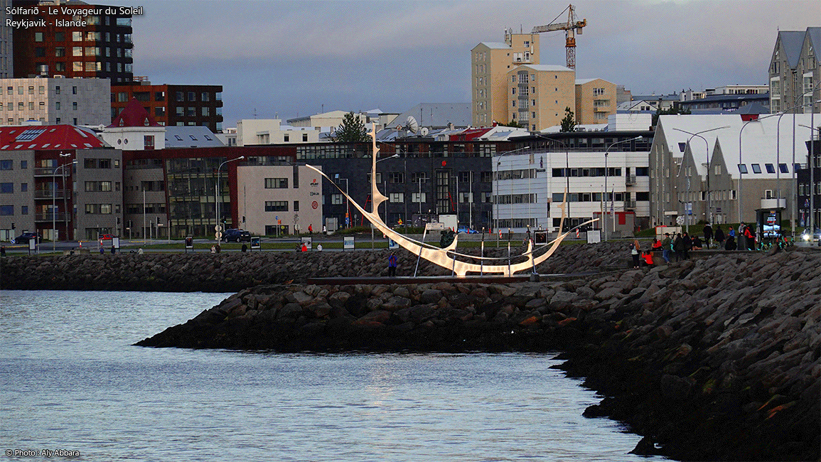 Islande (Iceland) du sud-ouest - Sculpture - Voyageur du Soleil - Sólfarið - The Sun voyager - à Reykjavik