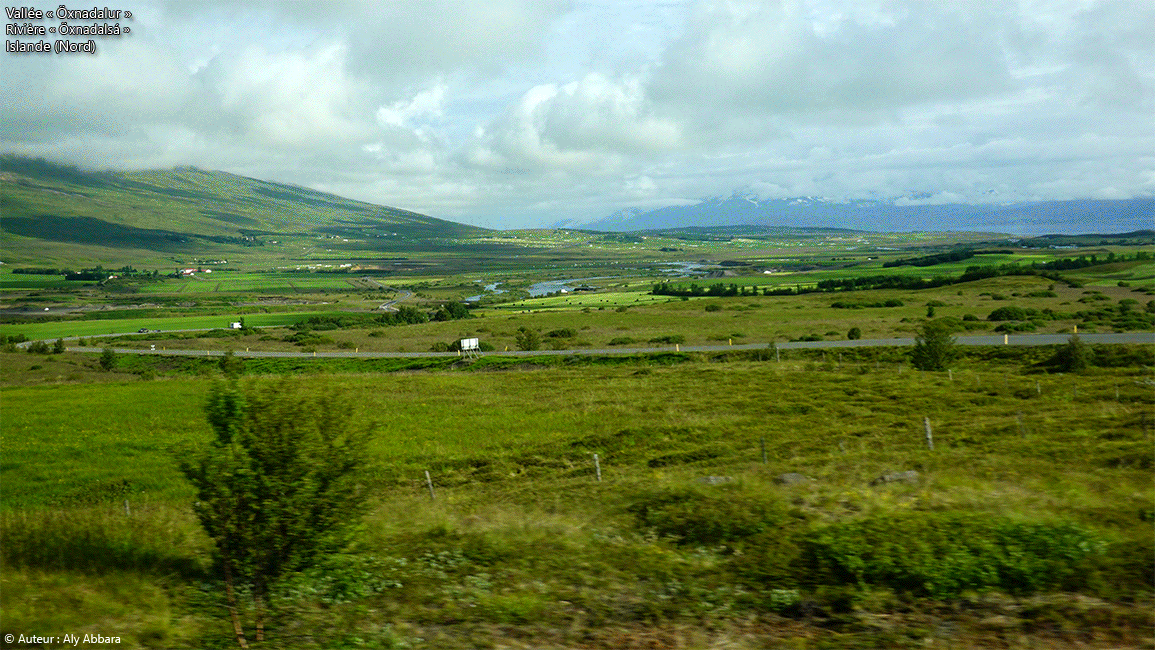Islande (Iceland) nord - Vallée de Öxnadalur et les montagnes bordant son côté nord - Rivière Öxnadalsá