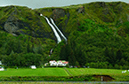 Cascade «Systrafoss» et village «Kirkjubæjarklaustur»
