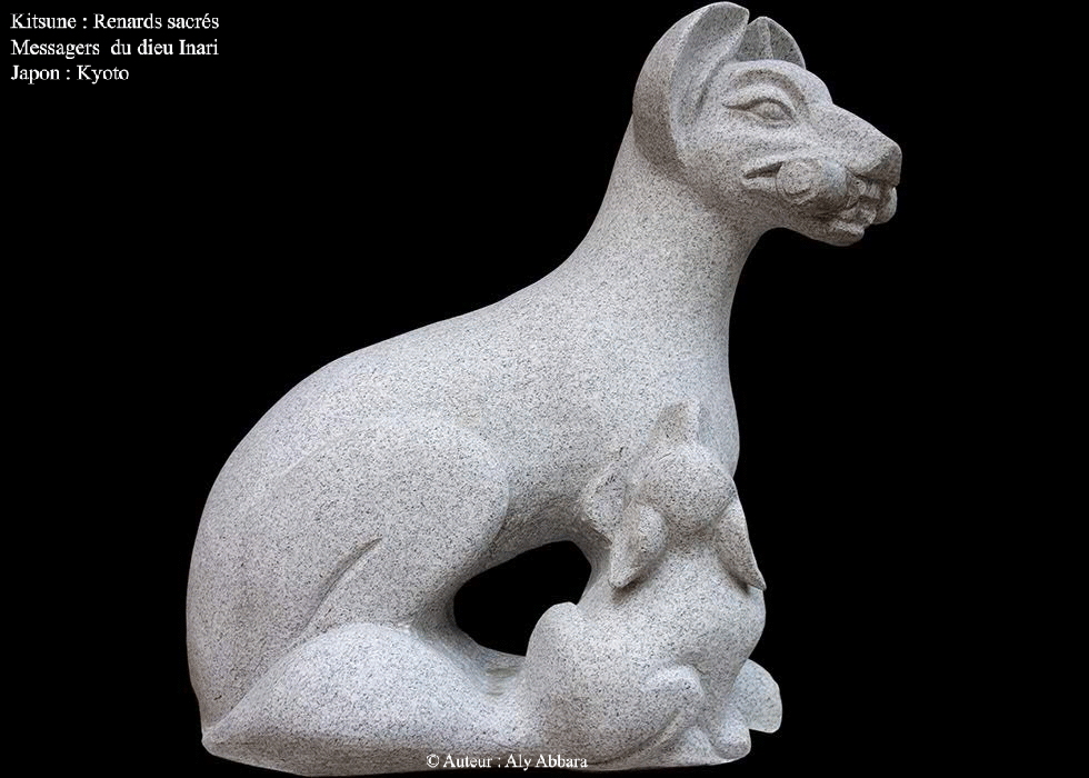 Une famille de Kitsune : les renards messagers d'Inari le dieu du riz et les gardiens de son temple dans le shintoïsme japonais