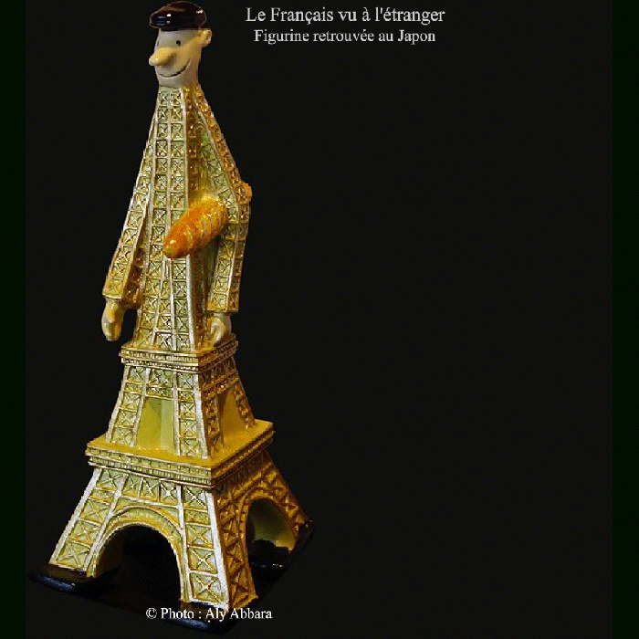 Le cliché du Français à  l'étranger :  inséparable de la tour Eiffel de Paris ; une casquette sur la tête et