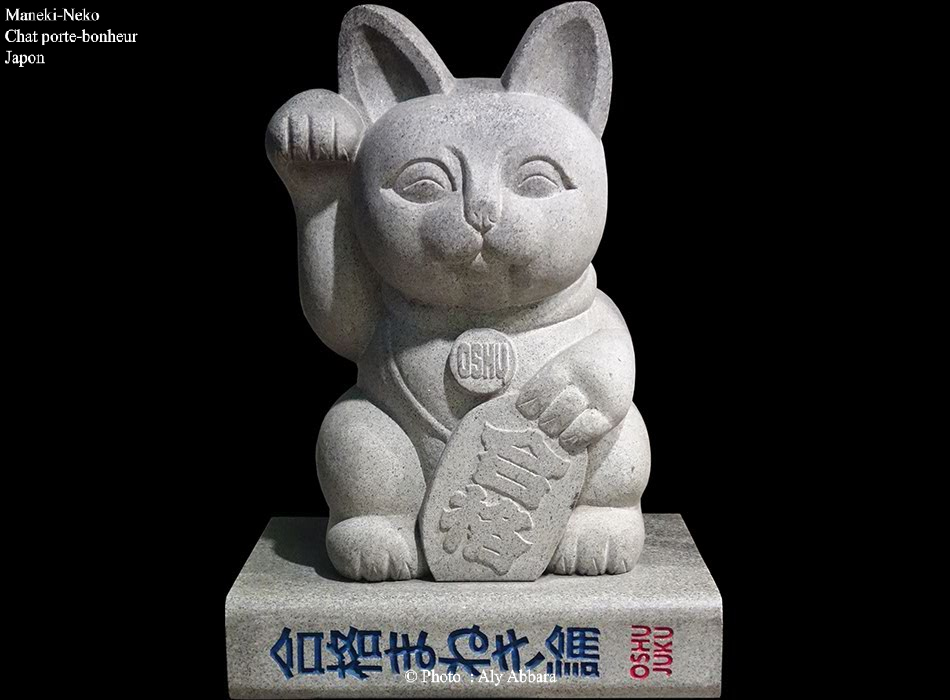 Maneki-Neko, en pierre sculptée, levant sa patte de devant gauche (version féminine)