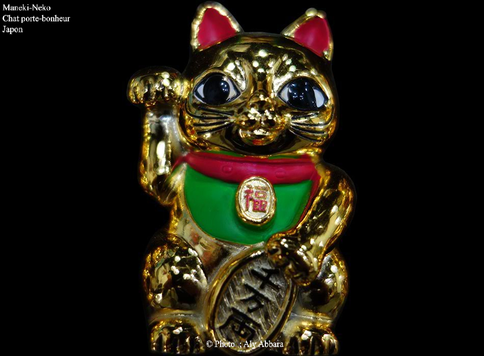 Maneki-Neko doré à collier rouge et à bavette verte