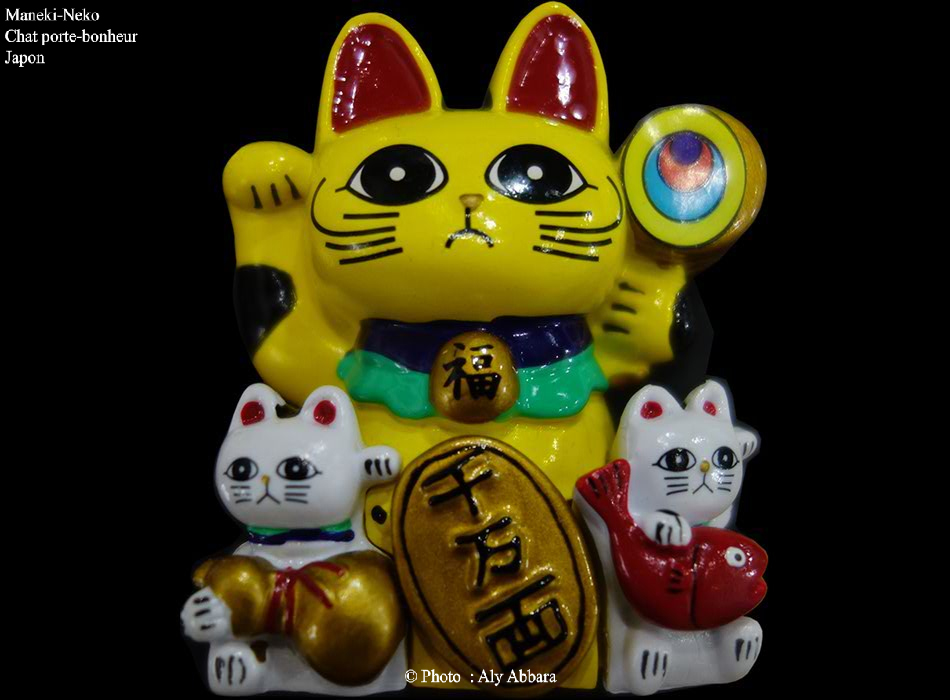 Maneki-Neko complexe composé de multiples chats (un grand chat jaune et deux chatons blancs)