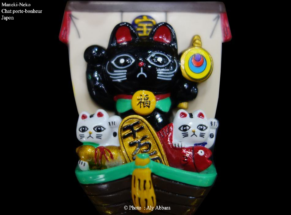 Maneki-Neko complexe composé de multiples chats  (un grand chat noir et deux chatons blancs)