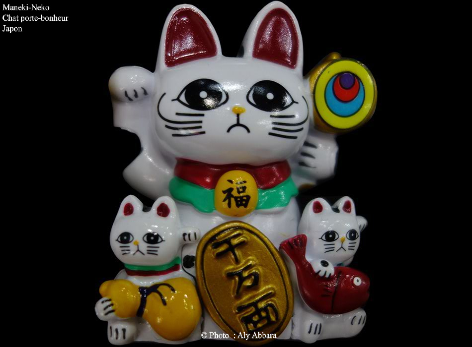 Maneki-Neko complexe composé de multiples chats blancs (un grand et deux petits)