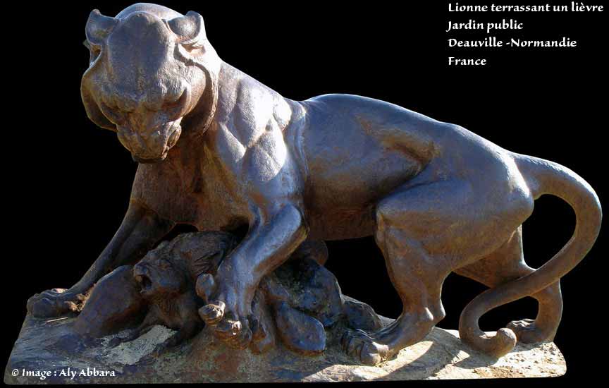 Lionne terrassant un lièvre