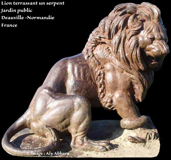 Lion terrassant un serpent