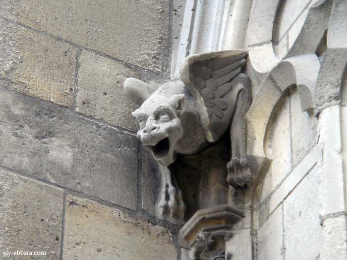Paris : la Cathédrale de Notre-Dame de Paris ; un animal fabuleux sonrtant des murs pour défendre l'église