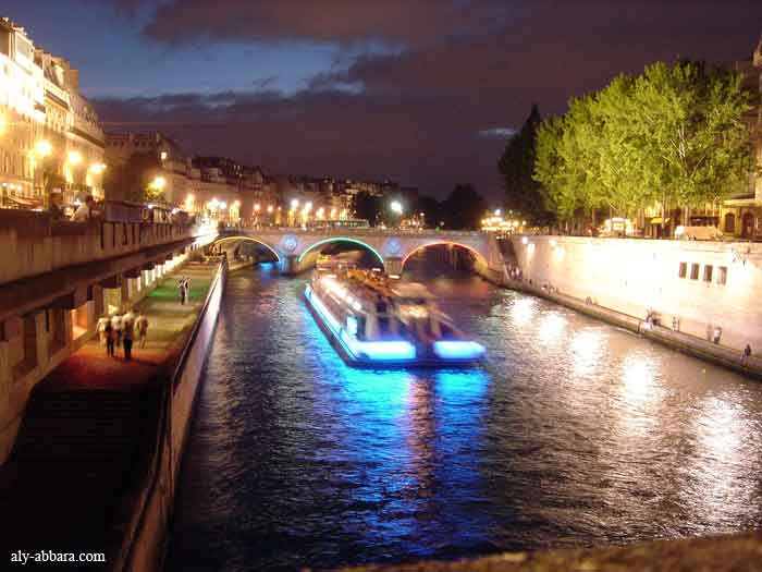 Paris : vue nocture de la Cité et de la Seine