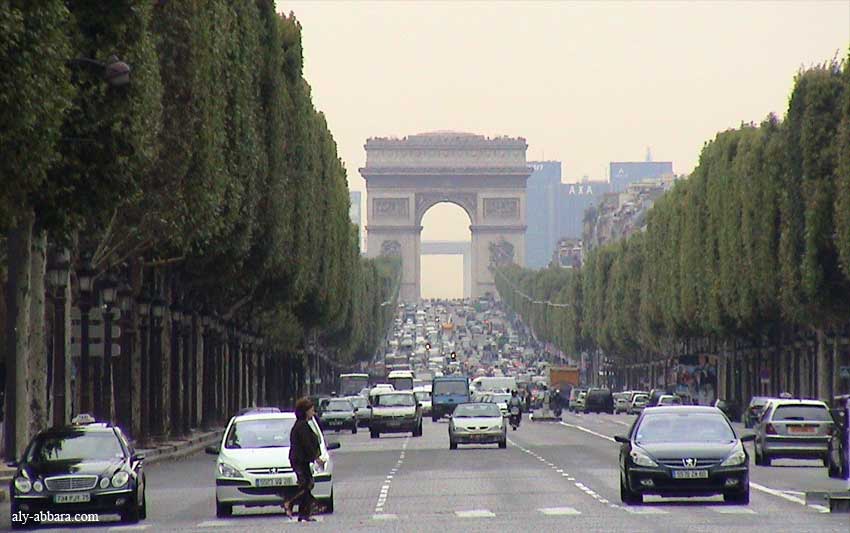 Paris : Avenue des Champs-Elysées et l'Arc de Triomphe