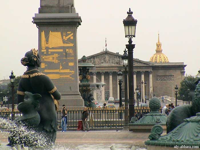 Paris : place de Concorde et ses fontaines