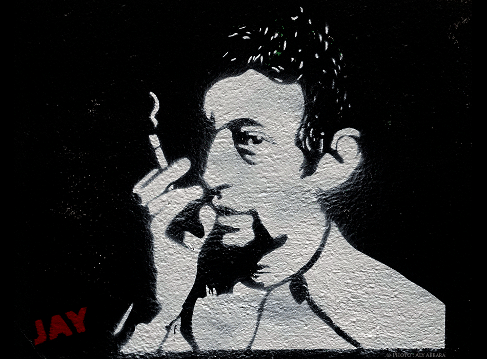 Paris - Art urbain mural - Oeuvre non signée - Serge Gainsbourg fumant une cigarette