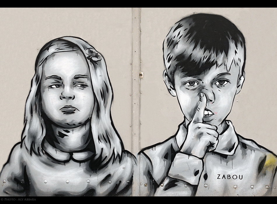 Paris - Art urbain mural - Oeuvre signée Zabou - Doigt dans le nez - 2