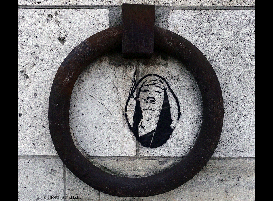 Paris - Art urbain mural - Oeuvre non signée - Femme fumant une cigarette