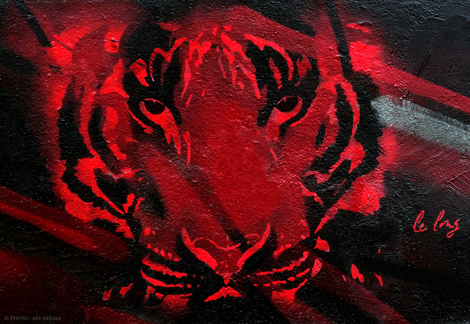 Paris - Art urbain mural - Oeuvre signée - Tête de tigre - Lumière rouge
