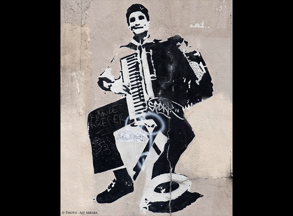 Oeuvre signée JEF AEROSOL - Association des Lézarts de la Bièvre - La musique adoucit les murs