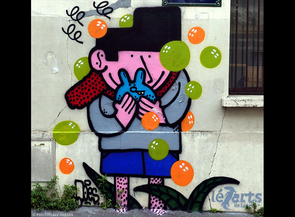 Oeuvre signée Association des Lézarts de la Bièvre - boules multicolors, écharpe rouge