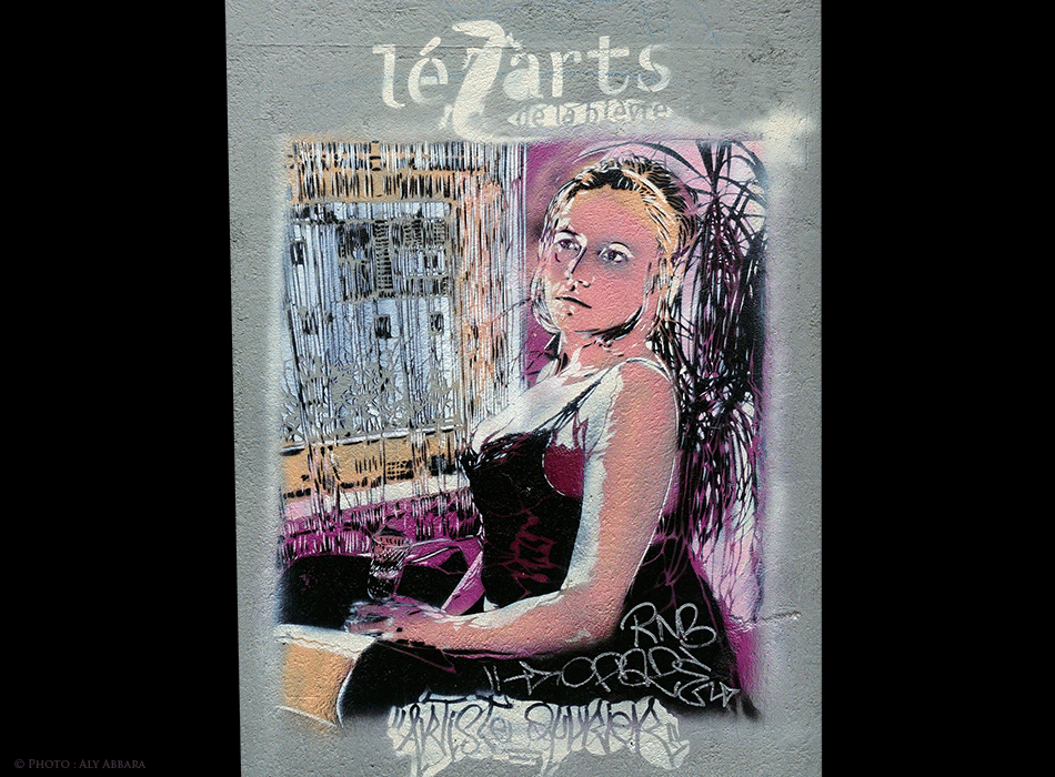 Oeuvre signée AO (Artiste-Ouvrier) - Association des Lézarts de la Bièvre - Femme près de la fenêtre