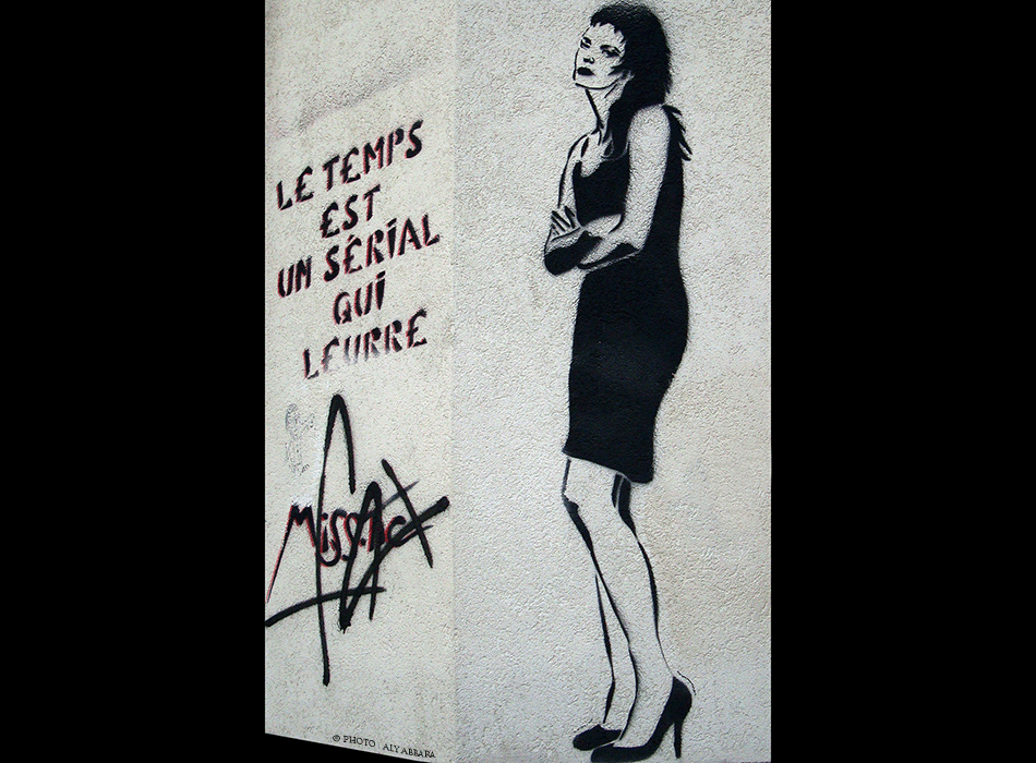 Paris - Art de rue (Street Art - Art urbain mural) - Pochoir mural signé Miss-Tic -  Épigramme (Le temps est sérial qui leurre)