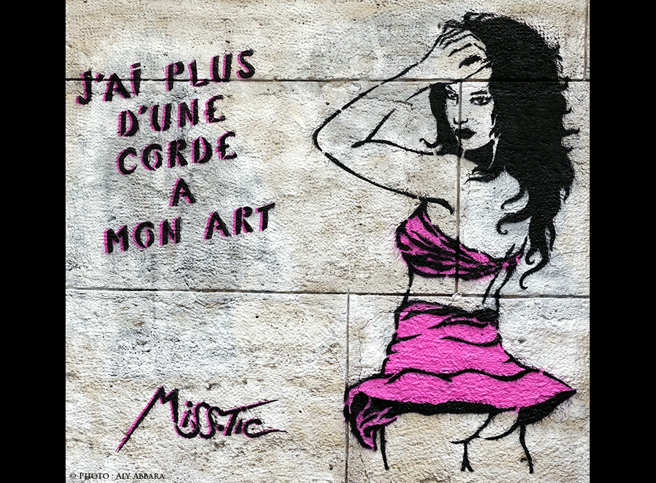 Paris - Art de rue (Street Art - Art urbain mural) - Pochoir mural signé Miss-Tic -  Épigramme (J'ai plus d'une corde à mon art)
