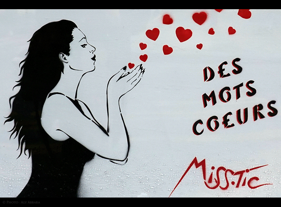 Paris - Art de rue (Street Art - Art urbain mural) - Pochoir mural signé Miss-Tic -  Épigramme (Des mots cœurs)