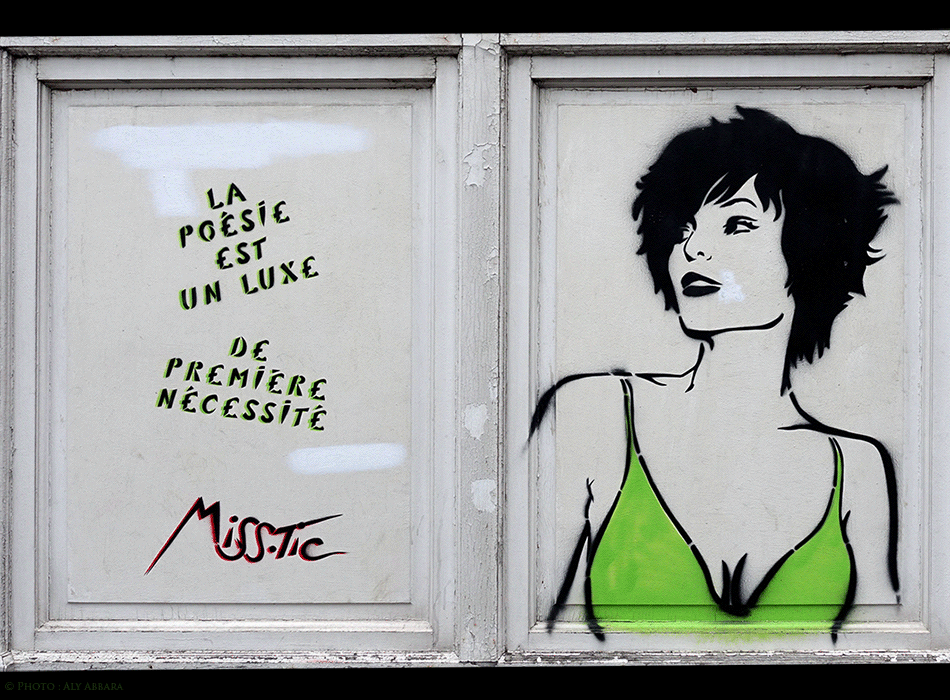 Paris - Art de rue (Street Art - Art urbain mural) - Pochoir mural signé Miss-Tic -  Épigramme (La poésie est un luxe de première nécessité)