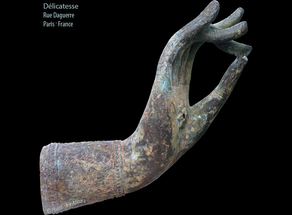 La main de Bouddha - Délicatesse - la Main de la rue Daguerre - Paris - France - نعومة الأظافر ـ يد شارع داكير ـ باريس